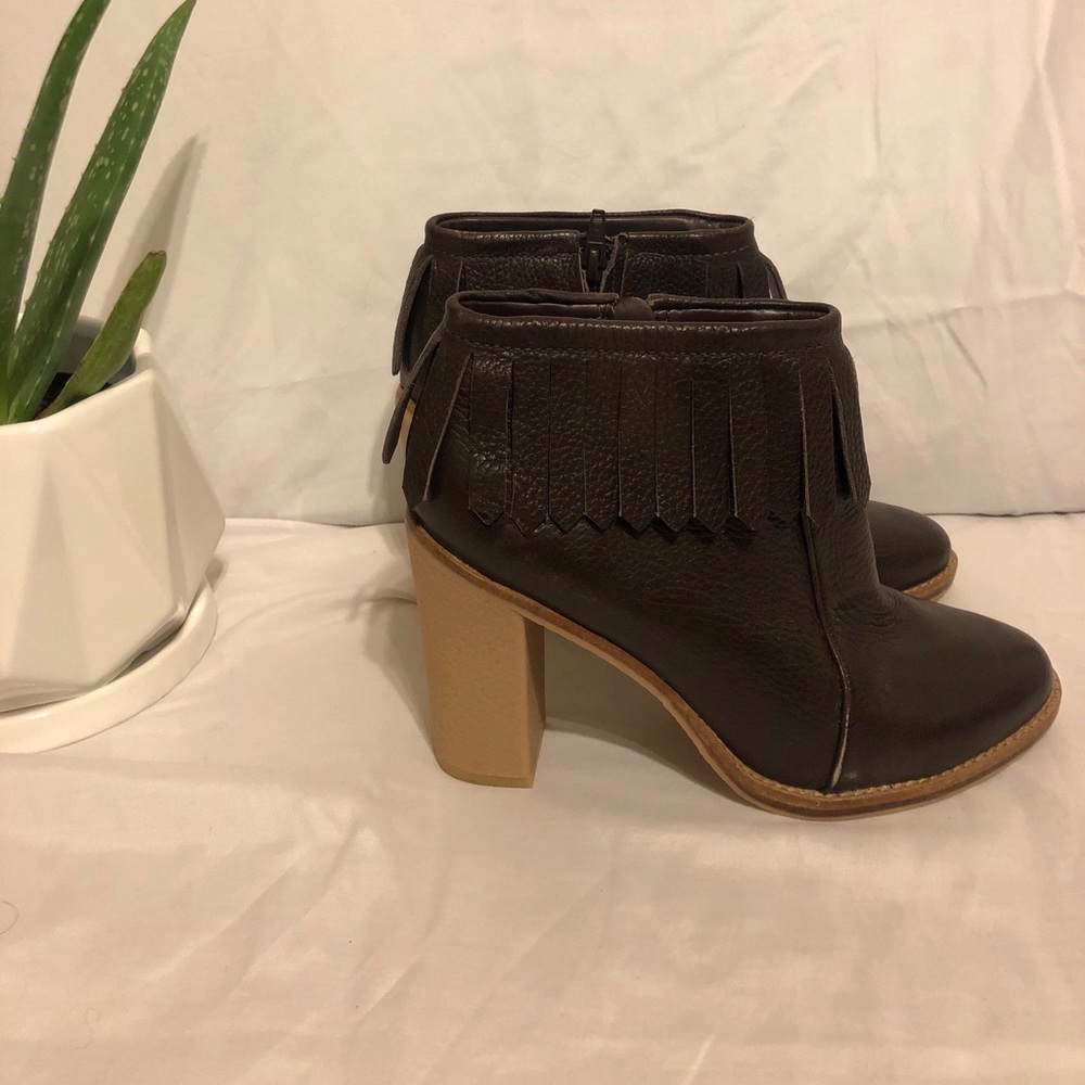 NWOT Antonio Melani Leather Brown Heel Booties
